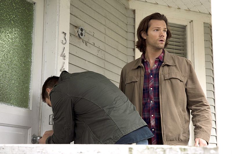 Supernatural -- "Thin Lizzie" -- Image SN1105b_0027 -- Pictured (L-R): Jensen Ackles as Dean and Jared Padalecki as Sam -- Photo: Katie Yu/The CW -- é 2015 The CW Network, LLC. All Rights Reserved.