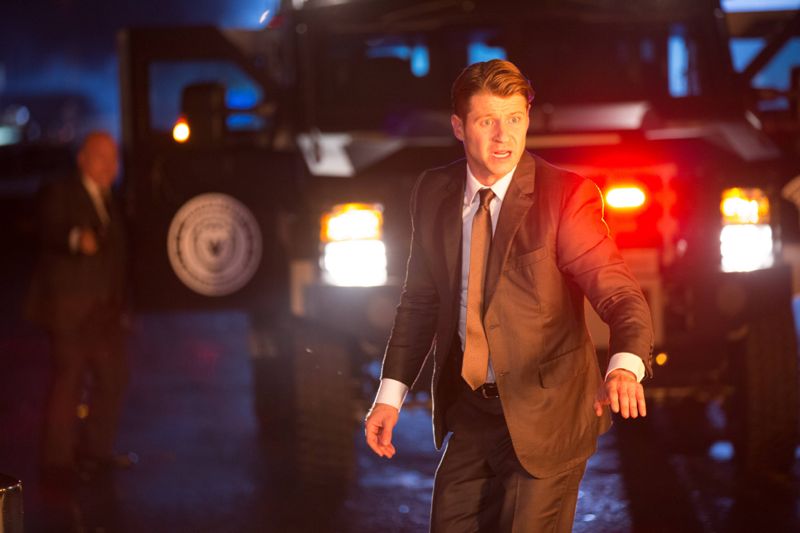 GOTHAM: L-R: Benjamin McKenzie in the “Rise of the Villains: By Fire” episode of GOTHAM airing Monday, Oct. 26 (8:00-9:00 PM ET/PT) on FOX. ©2015 Fox Broadcasting Co. Cr: Jessica Miglio/ FOX.