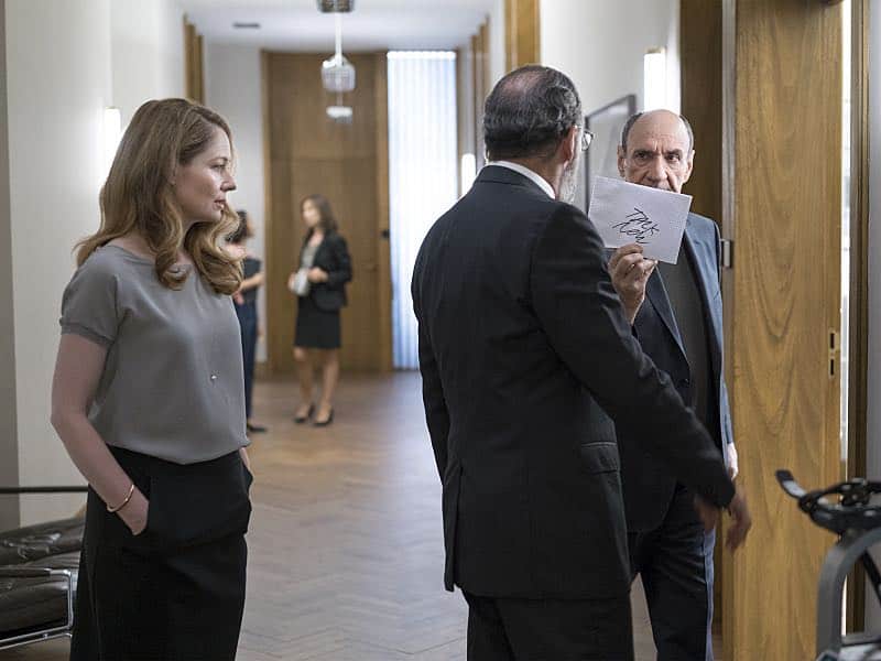 Miranda Otto as Allison Carr, Mandy Patinkin as Saul Berenson and F. Murray Abraham as Dar Adal in Homeland (Season 5, Episode 6). - Photo: Stephan Rabold/SHOWTIME - Photo ID: Homeland_506_1324.R