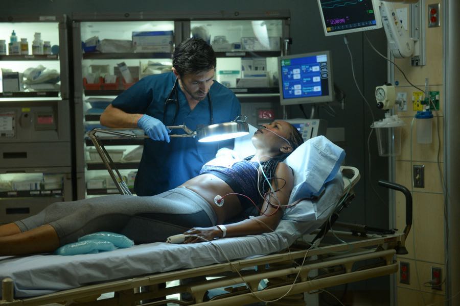 THE NIGHT SHIFT-- "Hot In The City" Episode 306 -- Pictured: (l-r) Eoin Macken as Dr. TC Callahan, Erinn Westbrook as Kellyanne -- (Photo by: Ursula Coyote/NBC)