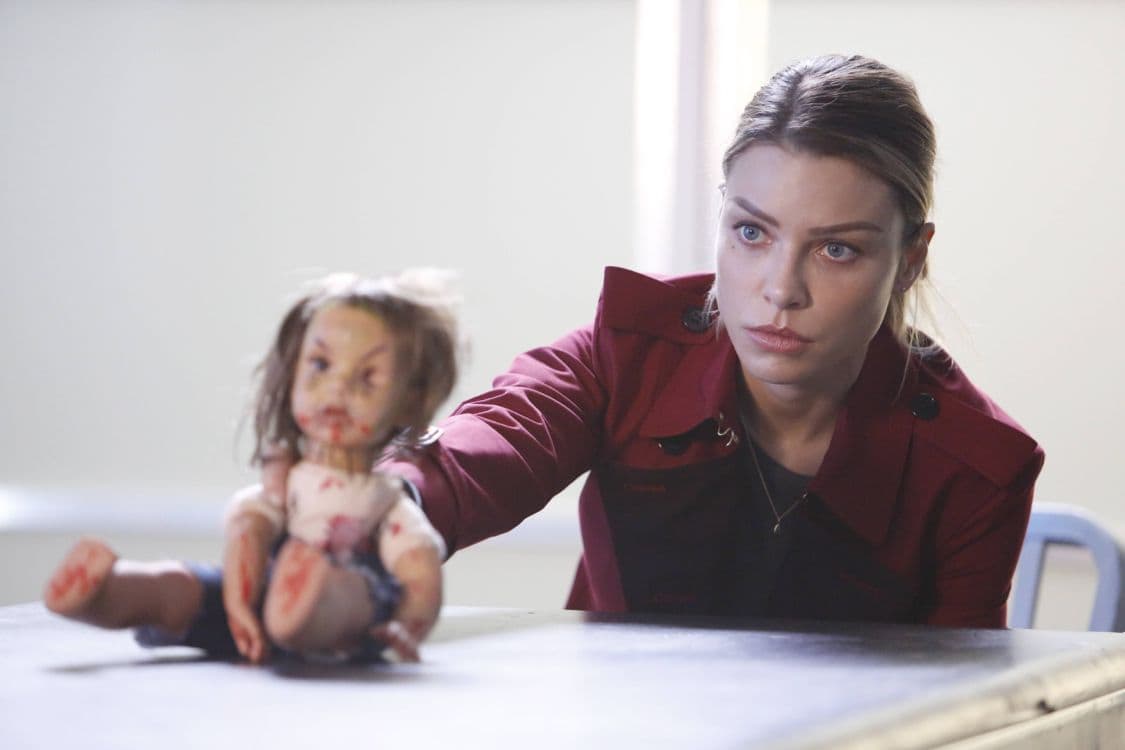 LUCIFER: Lauren German in the “Liar, Liar, Slutty Dress on Fire” episode of LUCIFER airing Monday, Oct. 3 (9:01-10:00 PM ET/PT) on FOX. Cr: Bettina Strauss/FOX.