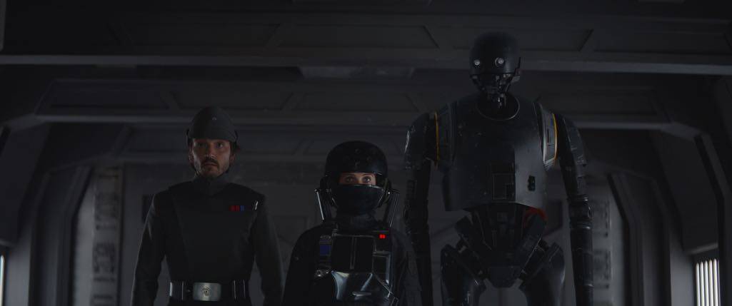 Rogue One: A Star Wars Story L to R: Cassian Andor (Diego Luna), Jyn Erso (Felicity Jones), and K-2SO (Alan Tudyk) Photo credit: Lucasfilm/ILM ©2016 Lucasfilm Ltd. All Rights Reserved.
