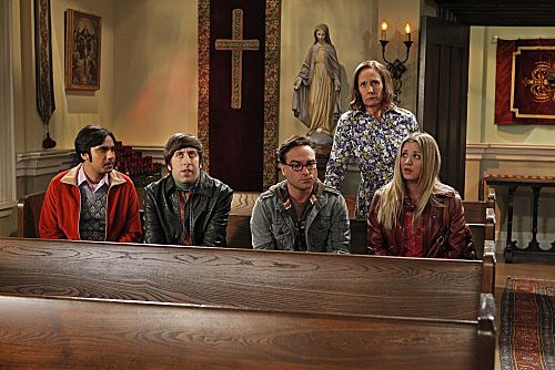 “The Rhinitis Revelation” -- Sheldon competes with the gang for his mother's attention when she comes to visit, on THE BIG BANG THEORY, Thursday Oct. 20 (8:00 - 8:31 PM, ET/PT) on the CBS Television Network. Pictured left to right: Kunal Nayyar, Simon Helberg, Johnny Galecki, Laurie Metcalf, Kaley Cuoco. Photo: Sonja Flemming/CBS ©2011 CBS Broadcasting Inc. All Rights Reserved