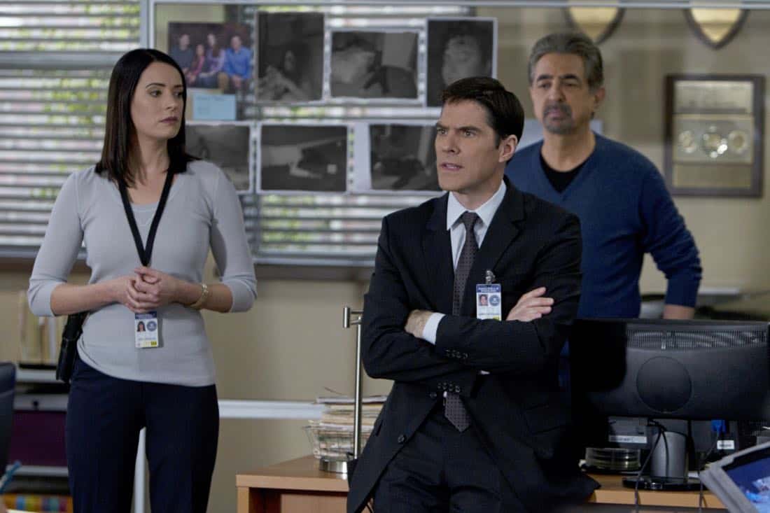 âÂÂA Thin LineâÂÂ-- Emily Prentiss (Paget Brewster, left) and David Rossi (Joe Mantegna, rear) watch as Aaron Hotchner (Thomas Gibson, center) enlists the support of the local California Police Department in the inland empire over several home invasions and murders that requires the attention of all, on CRIMINAL MINDS, Wednesday, February 22 (9:00-10:00 PM, ET/PT) on the CBS Television Network. Photo: Cliff Lipson/CBS é2012 CBS Broadcasting Inc. All Rights Reserved.