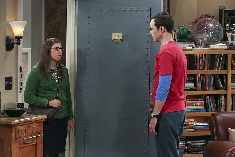 "The Separation Oscillation" -- Sheldon (Jim Parsons, right) films a special episode of "Fun with Flags" after his breakup with Amy (Mayim Bialik, left), on THE BIG BANG THEORY, Monday, Sept. 28 (8:00-8:31 PM, ET/PT), on the CBS Television Network. Photo: Michael Yarish/Warner Bros. Entertainment Inc. é 2015 WBEI. All rights reserved.