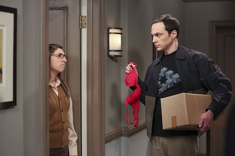"The Separation Oscillation" -- Sheldon (Jim Parsons, right) films a special episode of "Fun with Flags" after his breakup with Amy (Mayim Bialik, left), on THE BIG BANG THEORY, Monday, Sept. 28 (8:00-8:31 PM, ET/PT), on the CBS Television Network. Photo: Michael Yarish/Warner Bros. Entertainment Inc. é 2015 WBEI. All rights reserved.