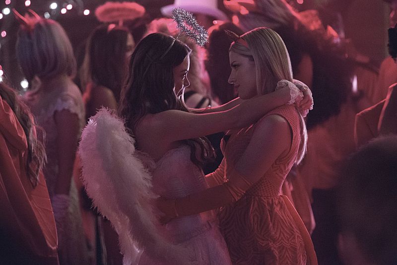 The Vampire Diaries -- "I Carry Your Heart With Me" -- Image Number: VD704a_0275.jpg -- Pictured (L-R): Scarlett Byrne as Nora and Teressa Liane as Mary Louise -- Photo: Bob Mahoney/The CW -- é 2015 The CW Network, LLC. All rights reserved.