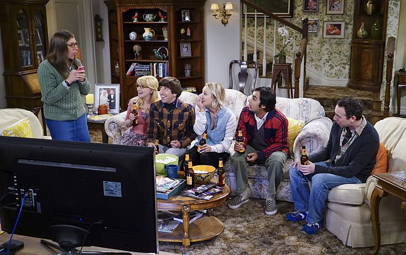 "The Helium Insufficiency" -- Penny and Bernadette download a dating app on Amy's phone to try and find her a new man, on THE BIG BANG THEORY, Monday, Oct. 26 (8:00-8:30 PM, ET/PT), on the CBS Television Network. Pictured left to right: Mayim Bialik, Melissa Rauch, Simon Helberg, Kaley Cuoco, Kunal Nayyar and Kevin Sussman Photo: Monty Brinton/CBS é2015 CBS Broadcasting, Inc. All Rights Reserved