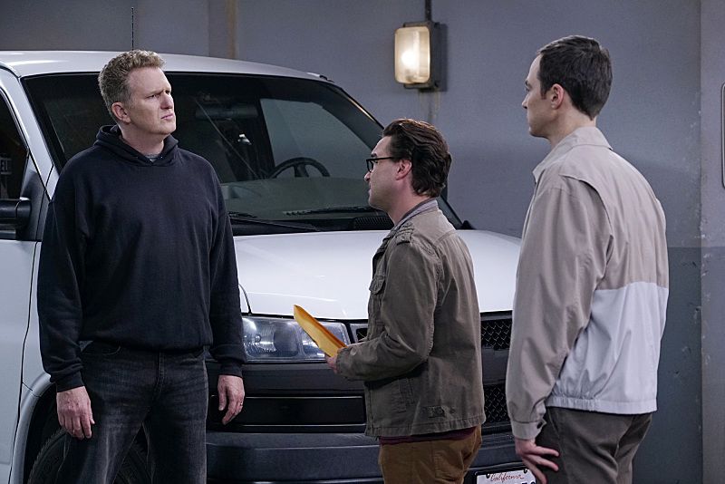 "The Helium Insufficiency" -- In the midst of a nation-wide helium shortage, Sheldon (Jim Parsons, right) and Leonard (Johnny Galecki, center) take desperate measures to get the supplies they need, on THE BIG BANG THEORY, Monday, Oct. 26 (8:00-8:30 PM, ET/PT), on the CBS Television Network. Michael Rapaport (left) guest stars as Kenny, a black market dealer. Photo: Cliff Lipson/CBS é2015 CBS Broadcasting, Inc. All Rights Reserved