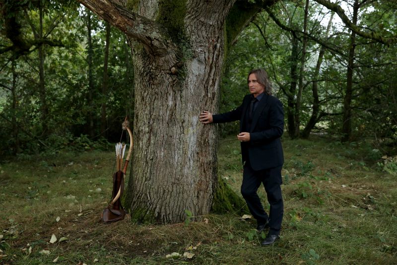 ONCE UPON A TIME - "Dreamcatcher" - In Camelot, as Mary Margaret and David attempt to retrieve the Dark One dagger, Emma uses a dreamcatcher to look into the past to see how Merlin was transformed into a tree. Together, Emma and Regina figure out the critical ingredient they must acquire to free Merlin, but it's a race against Arthur, who does not want Merlin released. Meanwhile, with encouragement from his moms, Henry musters up the courage to ask Violet on a date. Back in Storybrooke, the heroes break into Emma's house hoping to locate Gold, but what they find will give them a glimpse of Emma's end game. Far from prying eyes, Merida sets about the mission Emma has tasked her with and begins molding Gold into the hero they need to draw Excalibur, on "Once Upon a Time," SUNDAY, OCTOBER 25 (8:00-9:00 p.m., ET) on the ABC Television Network. (ABC/Jack Rowand) ROBERT CARLYLE