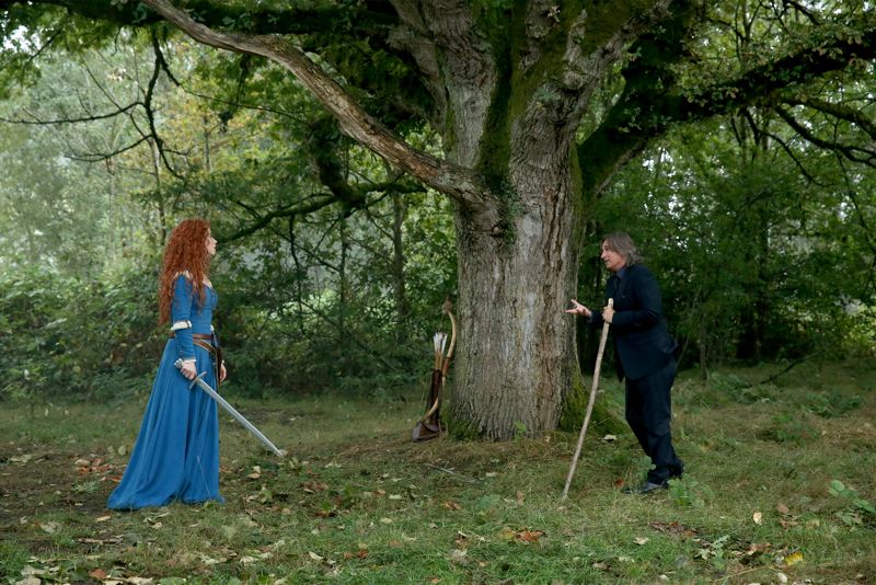 ONCE UPON A TIME - "Dreamcatcher" - In Camelot, as Mary Margaret and David attempt to retrieve the Dark One dagger, Emma uses a dreamcatcher to look into the past to see how Merlin was transformed into a tree. Together, Emma and Regina figure out the critical ingredient they must acquire to free Merlin, but it's a race against Arthur, who does not want Merlin released. Meanwhile, with encouragement from his moms, Henry musters up the courage to ask Violet on a date. Back in Storybrooke, the heroes break into Emma's house hoping to locate Gold, but what they find will give them a glimpse of Emma's end game. Far from prying eyes, Merida sets about the mission Emma has tasked her with and begins molding Gold into the hero they need to draw Excalibur, on "Once Upon a Time," SUNDAY, OCTOBER 25 (8:00-9:00 p.m., ET) on the ABC Television Network. (ABC/Jack Rowand) AMY MANSON, ROBERT CARLYLE