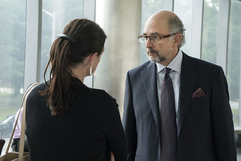 Maura Tierney as Helen and Richard Schiff as Jon Gottlief in The Affair (season 2, episode 4). - Photo: Mark Schafer/SHOWTIME - Photo ID: TheAffair_204_8646