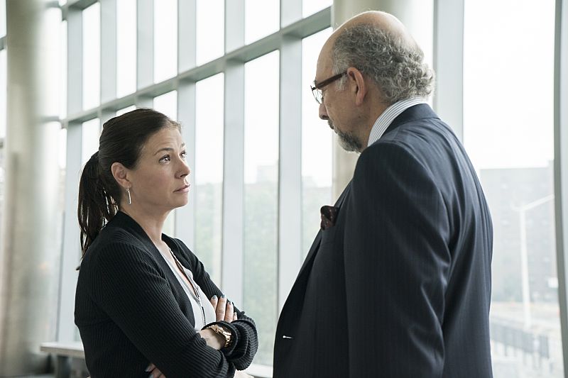 Maura Tierney as Helen and Richard Schiff as Jon Gottlief in The Affair (season 2, episode 4). - Photo: Mark Schafer/SHOWTIME - Photo ID: TheAffair_204_8465