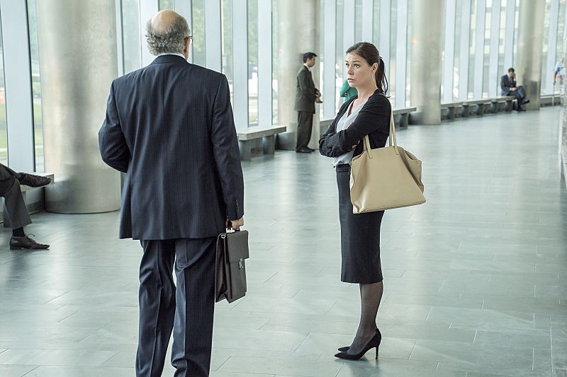 Richard Schiff as Jon Gottlief and Maura Tierney as Helen in The Affair (season 2, episode 4). - Photo: Mark Schafer/SHOWTIME - Photo ID: TheAffair_204_8088