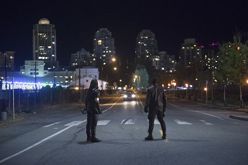 Arrow -- "Restoration" -- Image AR403A_0316b.jpg --Pictured (L-R): Stephen Amell as The Arrow and David Ramsey as John Diggle -- Photo: Diyah Pera /The CW -- é 2015 The CW Network, LLC. All Rights Reserved.