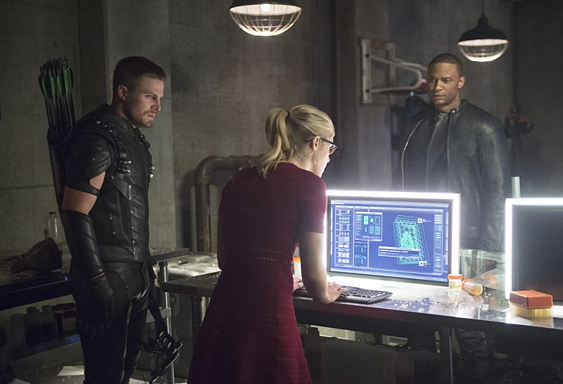 Arrow -- "Restoration" -- Image AR403A_0217b.jpg -- Pictured (L-R): Steven Amell as Oliver Queen, Emily Bett Rickards as Felicity Smoak and David Ramsey as John Diggle -- Photo: Diyah Pera /The CW -- é 2015 The CW Network, LLC. All Rights Reserved.