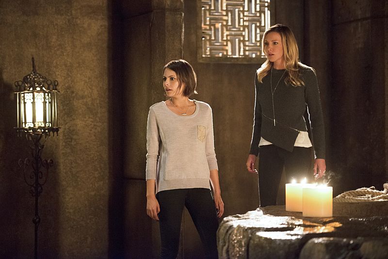 Arrow -- "Restoration" -- Image AR403B_0308b.jpg -- Pictured (L-R): Willa Holland as Thea Queen and Katie Cassidy as Laurel Lance -- Photo: Diyah Pera /The CW -- é 2015 The CW Network, LLC. All Rights Reserved.