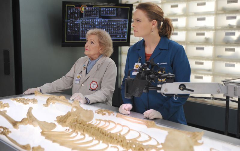 BONES: L-R: Guest star Betty White and Emily Deschanel in the "The Carpals in the Coy-Wolves" episode of BONES airing Thursday, Oct. 22 (8:00-9:00 PM ET/PT) on FOX. ©2015 Fox Broadcasting Co. Cr: