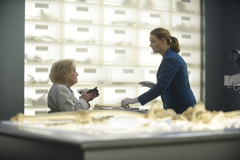 BONES: L-R: Guest star Betty White and Emily Deschanel in the "The Carpals in the Coy-Wolves" episode of BONES airing Thursday, Oct. 22 (8:00-9:00 PM ET/PT) on FOX. ©2015 Fox Broadcasting Co. Cr:
