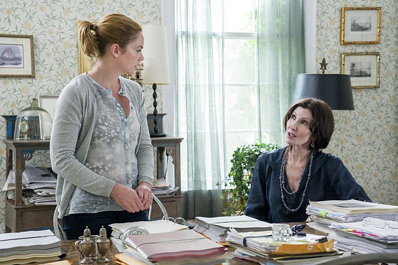 Ruth WIlson as Alison and Joanna Gleason as Yvonne in The Affair (season 2, episode 3). - Photo: Mark Schafer/SHOWTIME - Photo ID: TheAffair_203_0442