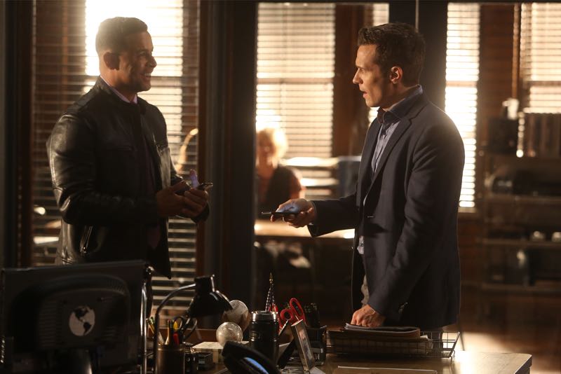 CASTLE- "The Nose" - When a priceless work of art is stolen and its transporter murdered, Castle and Beckett must work with the key witness to track down the painting and sniff out the killer. With special guest star Stephnie Weir ("MADtv," "The Comedians"). "The Nose" will air on MONDAY, OCTOBER 19 (10:01-11:00 p.m. ET/PT) on the ABC Television Network. (ABC/Jordin Althaus) JON HUERTAS, SEAMUS DEVER
