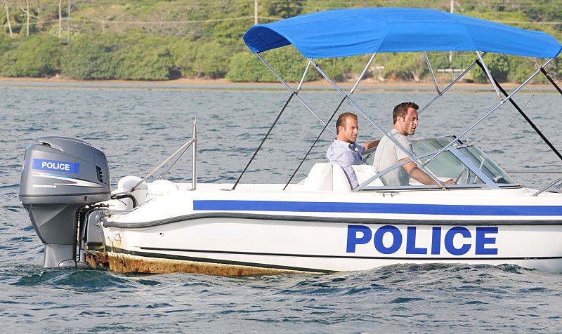 "Ua 'o'oloku ke anu i na mauna" -- While Five-0 investigates a scuba diver's death from a gun recently used in another murder, McGarrett prepares to propose to Catherine, on HAWAII FIVE-0, Friday, Oct. 9 (9:00-10:00 PM, ET/PT), on the CBS Television Network. (*"Ua 'o'oloku ke anu i na mauna" is Hawaiian for "The Chilling Storm is on the Mountain") Danny "Danno" Williams (Scott Caan), left, and Steve McGarrett (Alex O'Loughlin), shown. Photo: Norman Shapiro/CBS é2015 CBS Broadcasting, Inc. All Rights Reserved