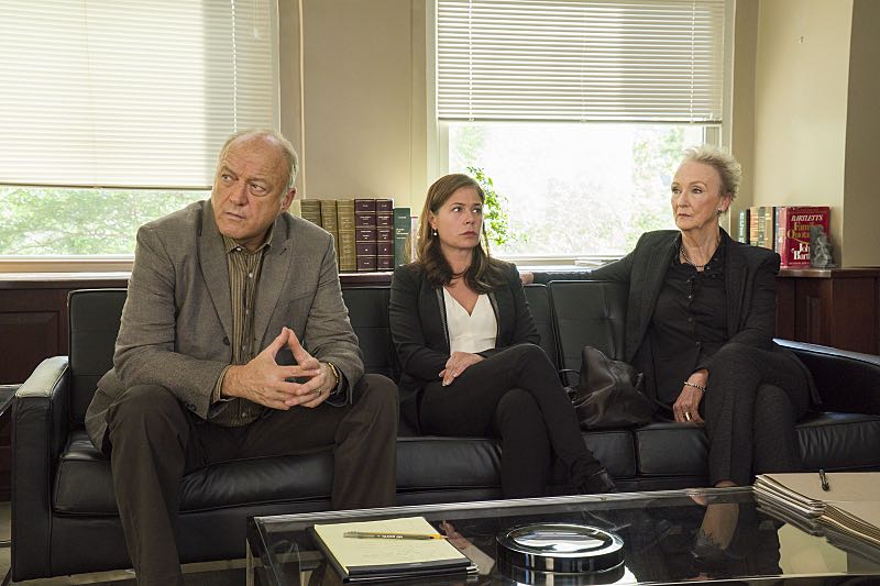 John Doman as Bruce, Maura Tierney as Helen and Kathleen Chalfant as Margaret in The Affair (season 2, episode 6). - Photo: Mark Schafer/SHOWTIME - Photo ID: TheAffair_206_8297