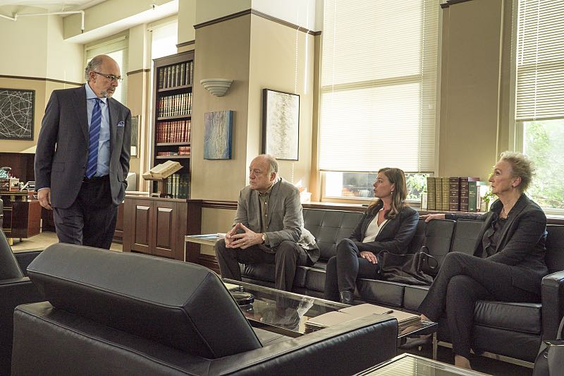 Richard Schiff as Jon Gottlief, John Doman as Bruce, Maura Tierney as Helen and Kathleen Chalfant as Margaret in The Affair (season 2, episode 6). - Photo: Mark Schafer/SHOWTIME - Photo ID: TheAffair_206_7849