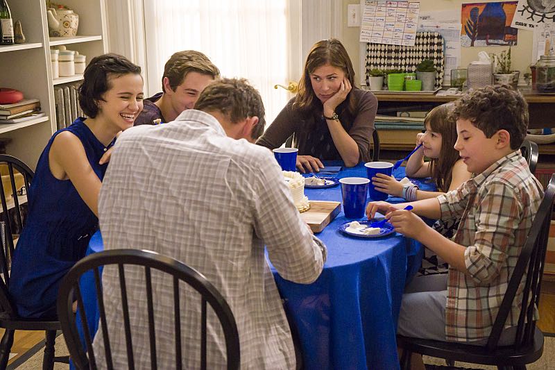 Julia Goldani Telles as Whitney, Jake Richard Siciliano as Martin, Dominic West as Noah, Maura Tierney as Helen, Leya Catlett as Stacey and Jadon Sand as Trevor in The Affair (season 2, episode 6). - Photo: Mark Schafer/SHOWTIME - Photo ID: TheAffair_206_1647