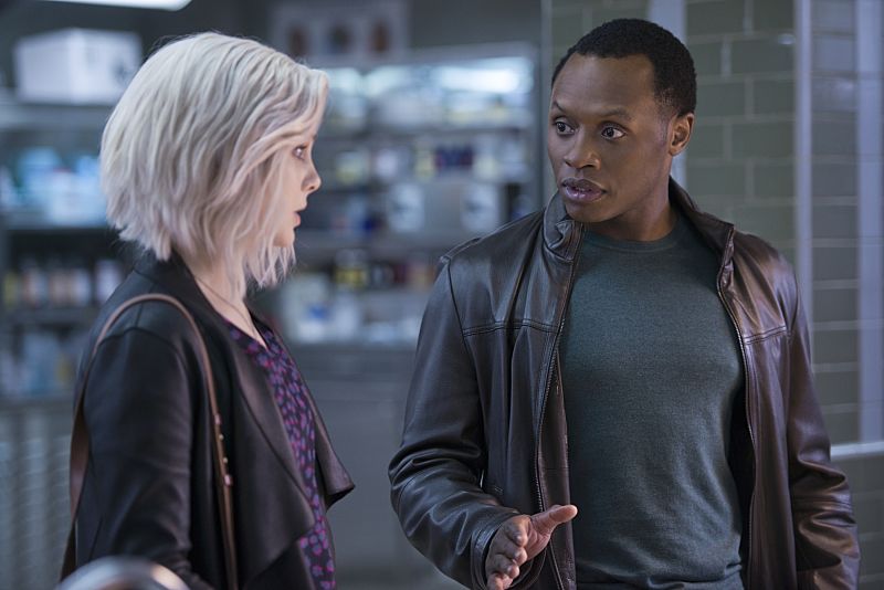 iZombie -- "He Blinded Me With Science" -- Image Number: ZMB215b_0346.jpg -- Pictured (L-R): Rose McIver as Liv and Malcolm Goodwin as Clive -- Photo: Diyah Pera/The CW -- é 2016 The CW Network, LLC. All rights reserved.