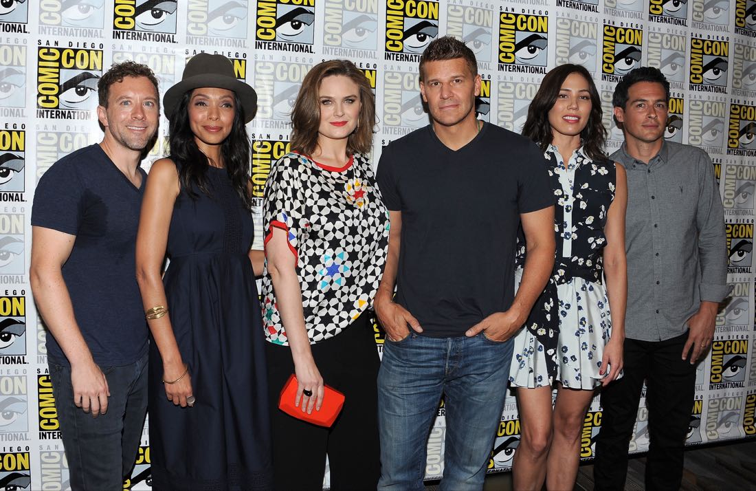 FOX FANFARE AT SAN DIEGO COMIC-CON © 2016: L-R: BONES cast members T.J. Thyne, Tamara Taylor, Emily Deschanel, David Boreanaz, Michaela Conlin and John Boyd during the BONES press room on Friday, July 22 at the FOX FANFARE AT SAN DIEGO COMIC-CON © 2016. CR: Scott Kirkland/FOX © 2016 FOX BROADCASTING