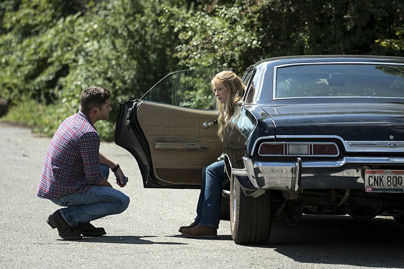 Supernatural -- "Keep Calm and Carry On" -- SN1201a_0002.jpg -- Pictured (L-R): Jensen Ackles as Dean and Samantha Smith as Mary Winchester -- Photo: Katie Yu/The CW -- é 2016 The CW Network, LLC. All Rights Reserved