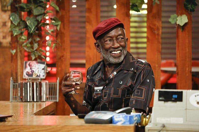"And The Two Openings: Part One" -- Pictured: Earl (Garrett Morris). As Max and Caroline, now part owners of the diner, put the finishing touches on their newly converted Dessert Bar, Max deals with the aftermath of her recent breakup with Randy, and Sophie and Oleg prepare for the birth of their baby, on the sixth season premiere of 2 BROKE GIRLS, Monday, Oct. 10 (9:00-9:30 PM, ET/PT) on the CBS Television Network. Photo: Cliff Lipson/CBS é2016 CBS Broadcasting, Inc. All Rights Reserved. All rights reserved.