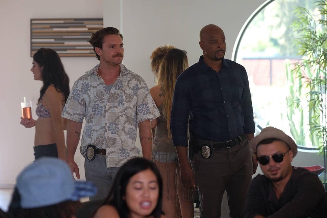 LETHAL WEAPON: Pictured L-R: Clayne Crawford and Damon Wayans in the "Best Buds" episode of LETHAL WEAPON airing Wednesday, Oct. 5 (8:00-9:00 PM ET/PT) on FOX. ©2016 Fox Broadcasting Co. CR: Darren Michaels/FOX