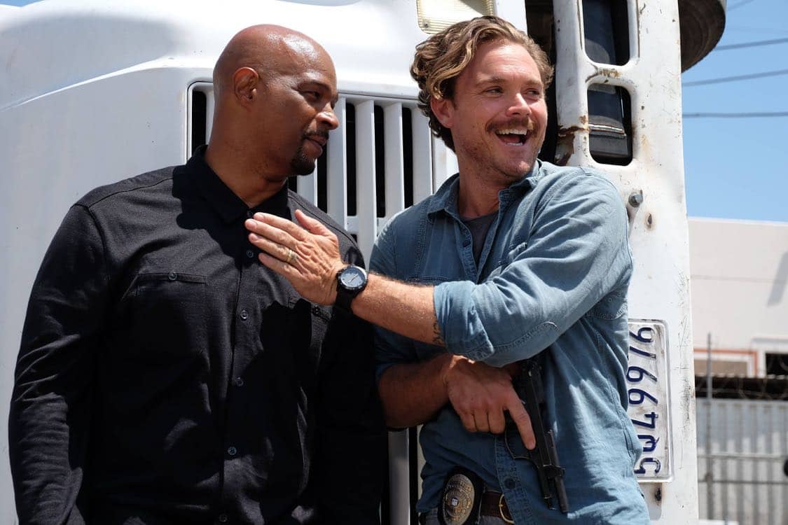 LETHAL WEAPON: Pictured L-R: Damon Wayans and Clayne Crawford in the "Best Buds" episode of LETHAL WEAPON airing Wednesday, Oct. 5 (8:00-9:00 PM ET/PT) on FOX. ©2016 Fox Broadcasting Co. CR: Darren Michaels/FOX LETHAL WEAPON: Pictured L-R: Damon Wayans and Clayne Crawford in the "Best Buds" episode of LETHAL WEAPON airing Wednesday, Oct. 5 (8:00-9:00 PM ET/PT) on FOX. ©2016 Fox Broadcasting Co. CR: Darren Michaels/FOX