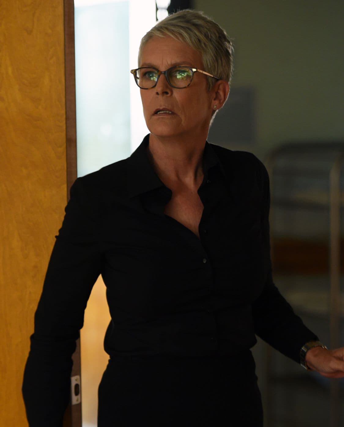 SCREAM QUEENS: Jamie Lee Curtis in the all-new “Handidates” episode of SCREAM QUEENS airing Tuesday, Oct. 11 (9:01-10:00 PM ET/PT) on FOX. Cr: Michael Becker / FOX. © 2016 FOX Broadcasting Co.