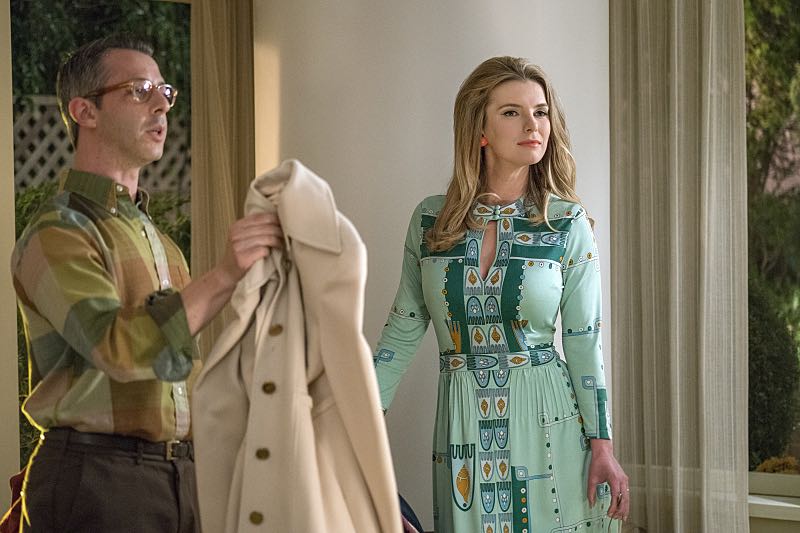 Jeremy Strong as Art and Betty Gilpin as Nancy in Masters of Sex (season 4, episode 4) - Photo: Warren Feldman/SHOWTIME - Photo ID: MastersofSex_404_0227