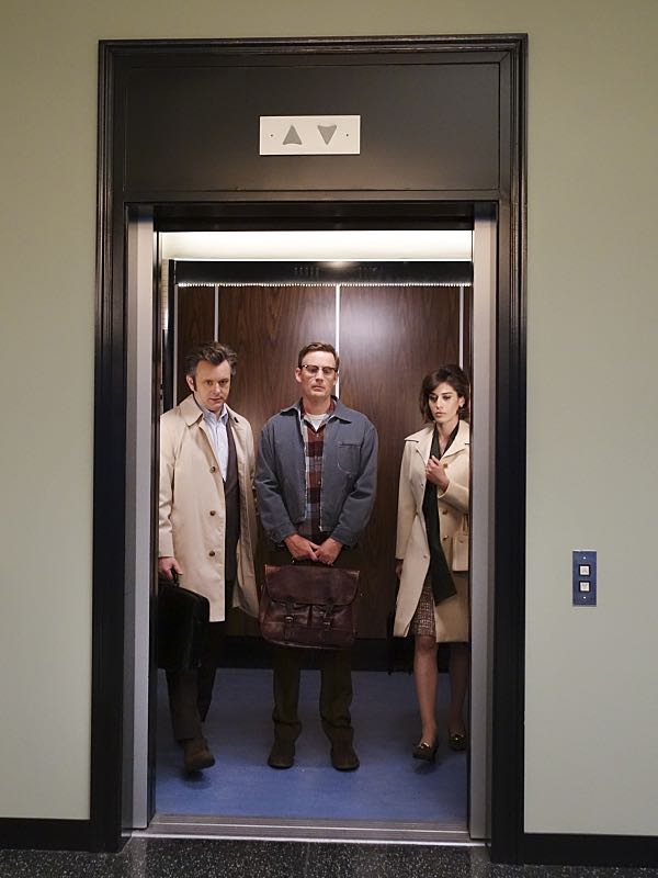 Michael Sheen as Dr. William Masters, Kevin Christy as Lester and Lizzy Caplan as Virginia Johnson in Masters of Sex (season 4, episode 4) - Photo: Warren Feldman/SHOWTIME - Photo ID: MastersofSex_404_0657