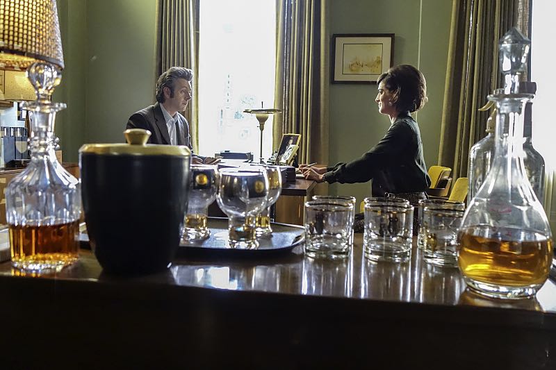 Michael Sheen as Dr. William Masters and Lizzy Caplan as Virginia Johnson in Masters of Sex (season 4, episode 4) - Photo: Warren Feldman/SHOWTIME - Photo ID: MastersofSex_404_0573