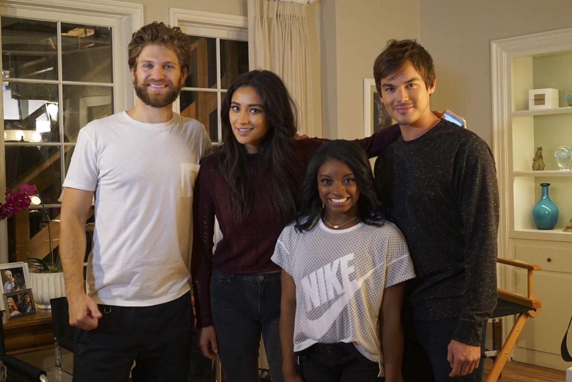 PRETTY LITTLE LIARS - USA Olympic gold medal gymnast Simone Biles visits the set of 'Pretty Little Liars.'" (Freeform/Byron Cohen) KEEGAN ALLEN, SHAY MITCHELL, SIMONE BILES, TYLER BLACKBURN