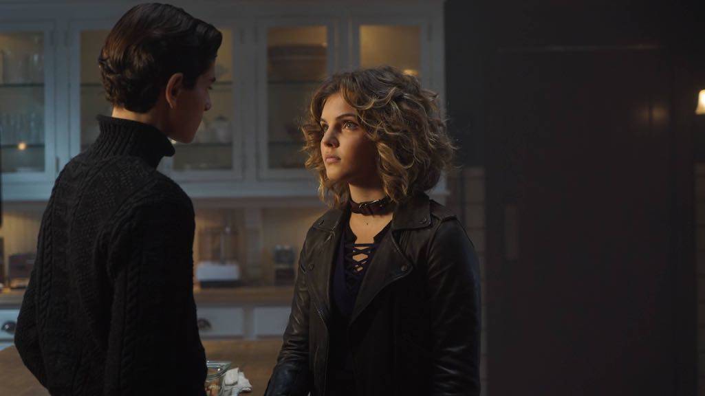GOTHAM: L-R: David Mazouz and Camren Bicondova in the “Mad City: Red Queen” episode of GOTHAM airing Monday, Oct. 31 (8:00-9:01 PM ET/PT) on FOX. ©2016 Fox Broadcasting Co. Cr: Nicole Rivelli/FOX.