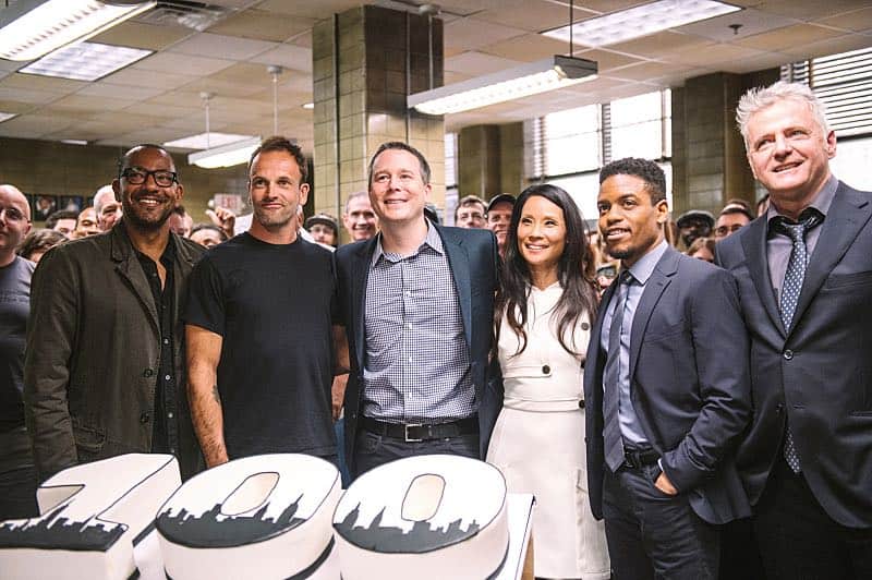 "Henny Penny The Sky Is Falling" -- The cast of ELEMENTARY celebrates their milestone 100th episode with a cake-cutting ceremony Pictured (L-R) Executive Producer Carl Beverly, Jonny Lee Miller, Executive Producer Rob Doherty, Lucy Liu, Jon Michael Hill and Aidan Quinn Photo: Michele Crowe /CBS é2016 CBS Broadcasting Inc. All Rights Reserved.