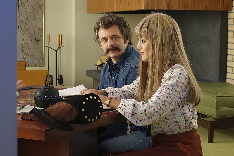Michael Sheen as Dr. William Masters and Lizzy Caplan as Virginia Johnson in Masters of Sex (season 4, episode 8) - Photo: Warren Feldman/SHOWTIME - Photo ID: MastersofSex_408_0981