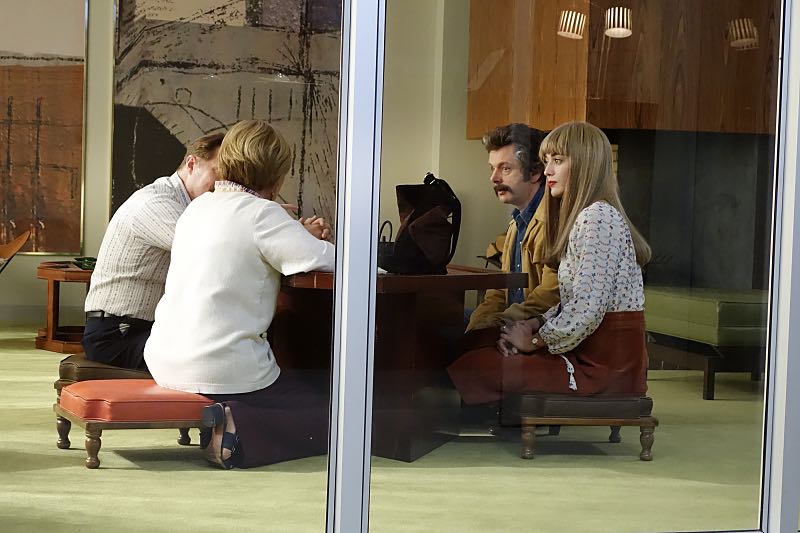 Michael Sheen as Dr. William Masters and Lizzy Caplan as Virginia Johnson in Masters of Sex (season 4, episode 8) - Photo: Warren Feldman/SHOWTIME - Photo ID: MastersofSex_408_0875