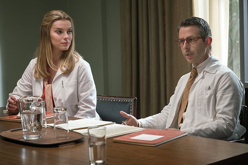 Betty Gilpin as Nancy and Jeremy Strong as Art in Masters of Sex (season 4, episode 8) - Photo: Warren Feldman/SHOWTIME - Photo ID: MastersofSex_408_0690