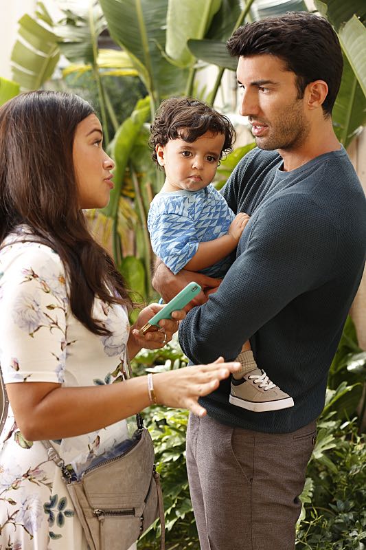 Jane The Virgin -- "Chapter Forty-Six" -- Image Number: JAV302a_0068.jpg -- Pictured (L-R): Gina Rodriguez as Jane and Justin Baldoni as Rafael -- Photo: Robert Voets/The CW -- é 2016 The CW Network, LLC. All rights reserved.