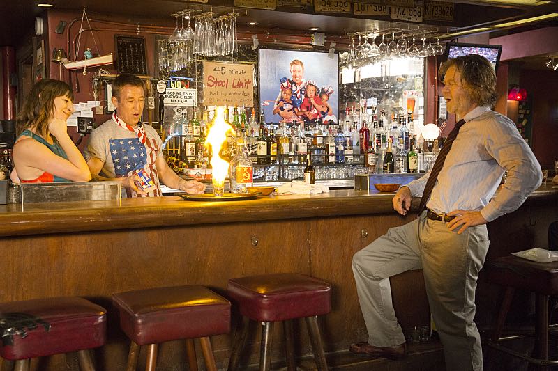 Isidora Goreshter as Svetlana, Pasha D. Lychnikoff as Yvan and William H. Macy as Frank Gallagher in Shameless (Season 7, episode 4) - Photo: Patrick Wymore/SHOWTIME - Photo ID: shameless_704_0159