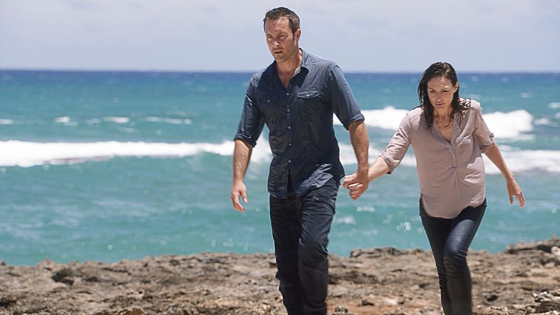 Hawaii Five-0 Alex O'Loughlin as Steve McGarrett and Claire Forlani as Alicia Brown "HÃ
« a'e ke ahi lanakila a Kamaile" -- Five-0 must find McGarrett and Alicia when they are kidnapped by the serial killer they've been hunting, on HAWAII FIVE-0, Friday, Oct. 14 (9:00-10:00 PM, ET/PT), on the CBS Television Network. Former professional football player Otis Wilson guest stars as himself. Pictured left to right: Alex O'Loughlin as Steve McGarrett and Claire Forlani as Alicia Brown. Photo: CBS é2016 CBS Broadcasting, Inc. All Rights Reserved ("HÃ
« a'e ke ahi lanakila a Kamaile" is Hawaiian for "The Fire of Kamile Rises in Triumph")