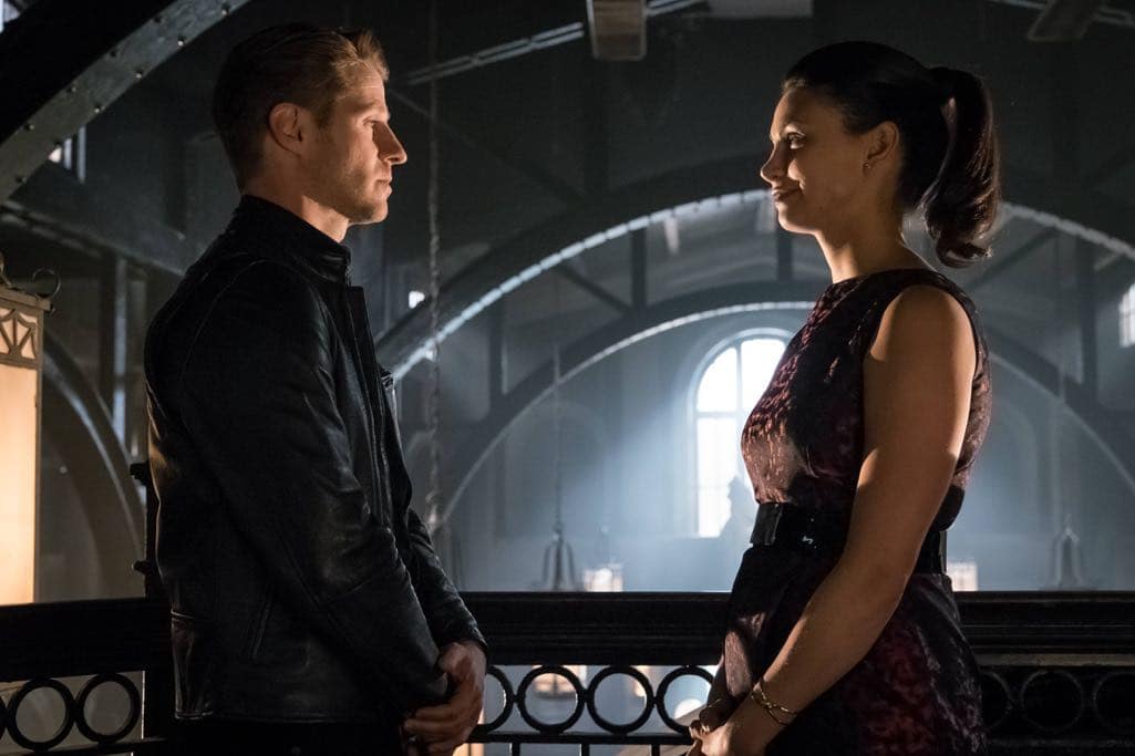GOTHAM: L-R: Benjamin McKenzie and Morena Baccarin in the“Mad City: Anything For You” episode of GOTHAM airing Monday, Oct. 17 (8:00-9:01 PM ET/PT) on FOX. ©2016 Fox Broadcasting Co. Cr: Jeff Neumann/FOX.