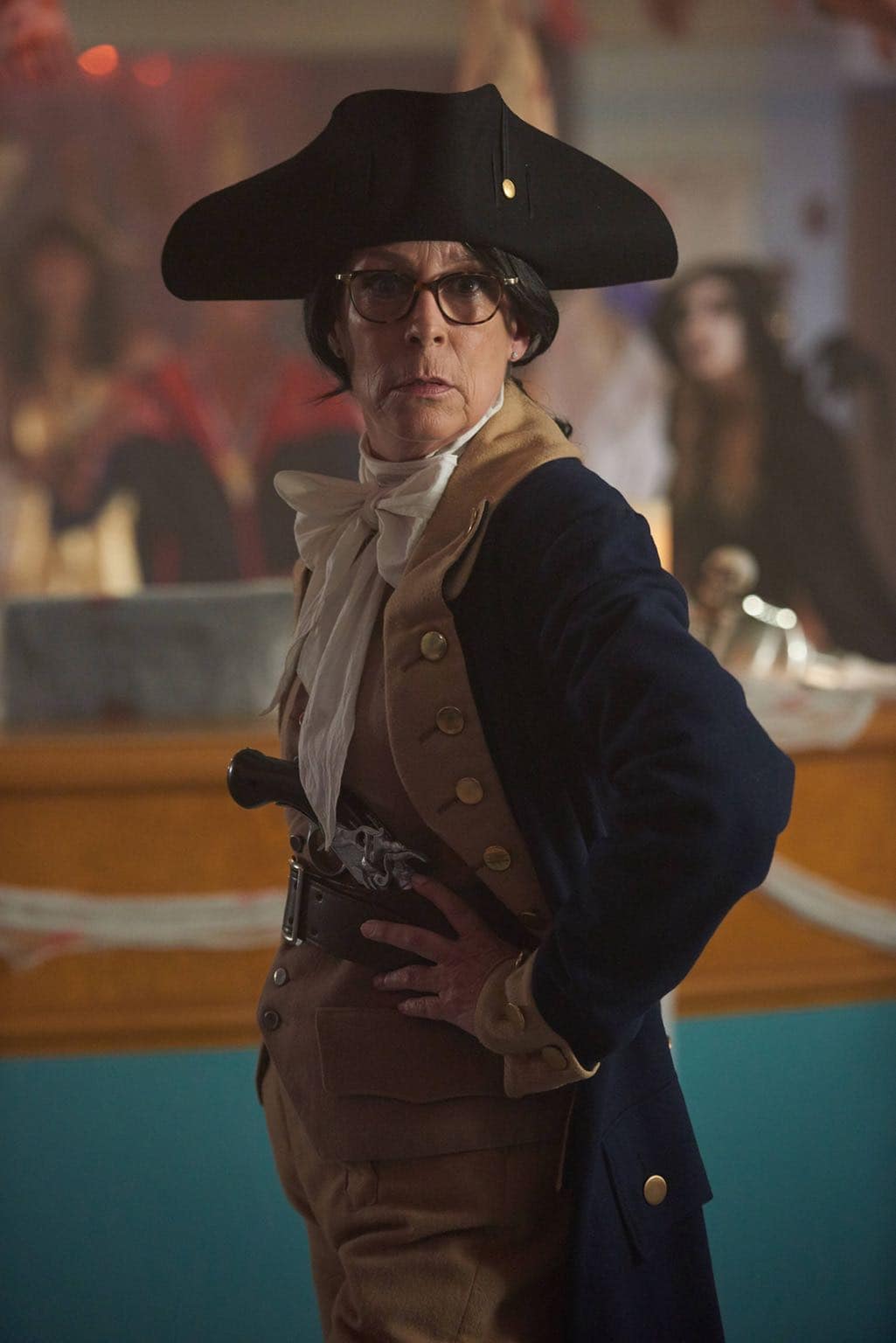 SCREAM QUEENS: Jamie Lee Curtis in the all-new “Halloween Blues” episode of SCREAM QUEENS airing Tuesday, Oct. 18 (9:01-10:00 PM ET/PT) on FOX. Cr: Michael Becker / FOX. © 2016 FOX Broadcasting Co.